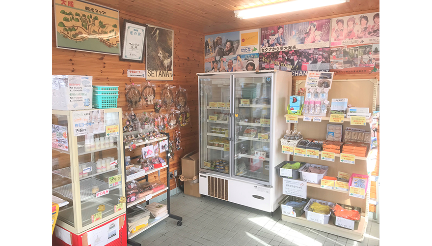 こじんまりとした店内では歴代のせたな観光PRポスターが目を引く