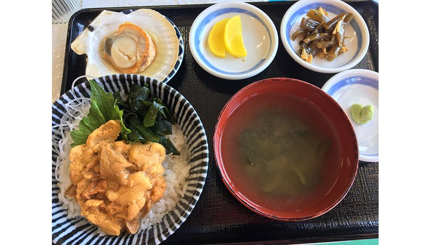 夏季限定の「うに丼」目当てに遠方からお客様も。漁師の店ならではの良心的な価格で