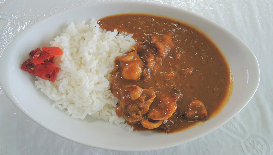 イカ・ホタテ・タコがごろごろ入って海の旨味がぎゅーっとつまった「せたなカレー」