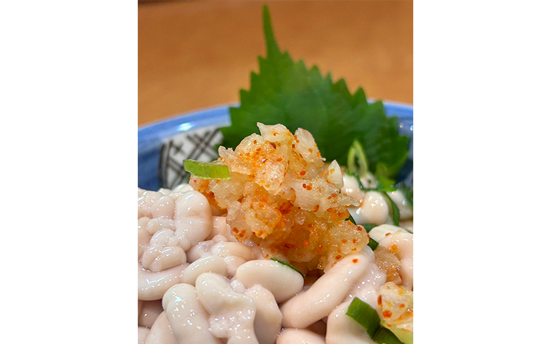 本日のオススメ料理：地元で水揚げされた旬の魚介や旬の野菜などを使ったメニューが黒板を飾ります。