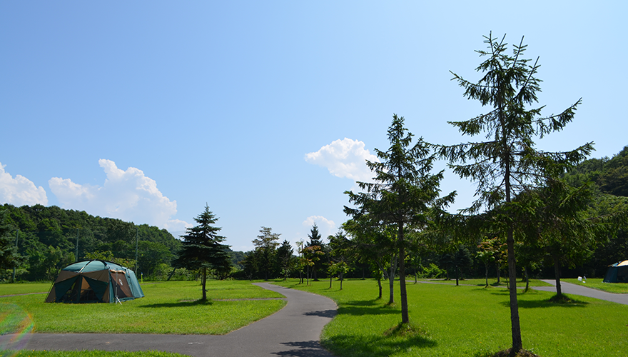 広い敷地でのんびりと過ごせる