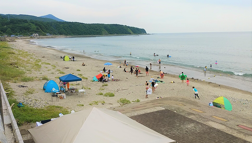 のんびりと遊べる遠浅の綺麗な海