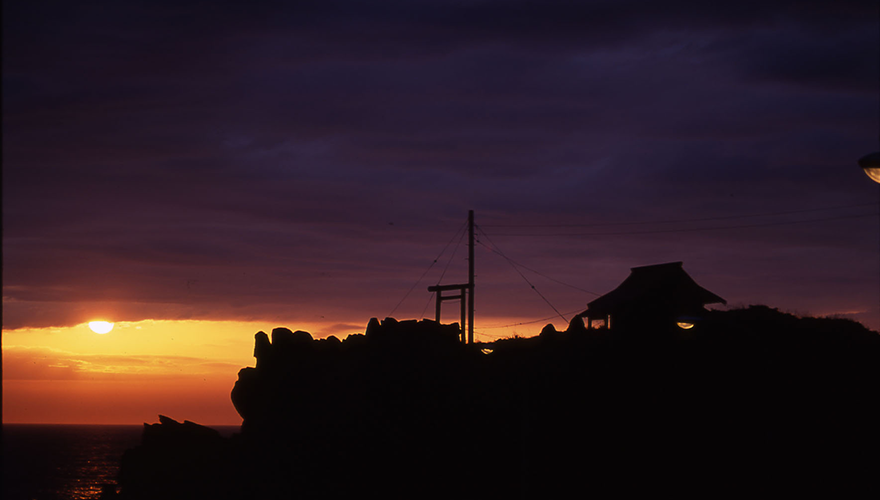 夕日の絶景ポイントしても知られる弁天岬と厳島神社