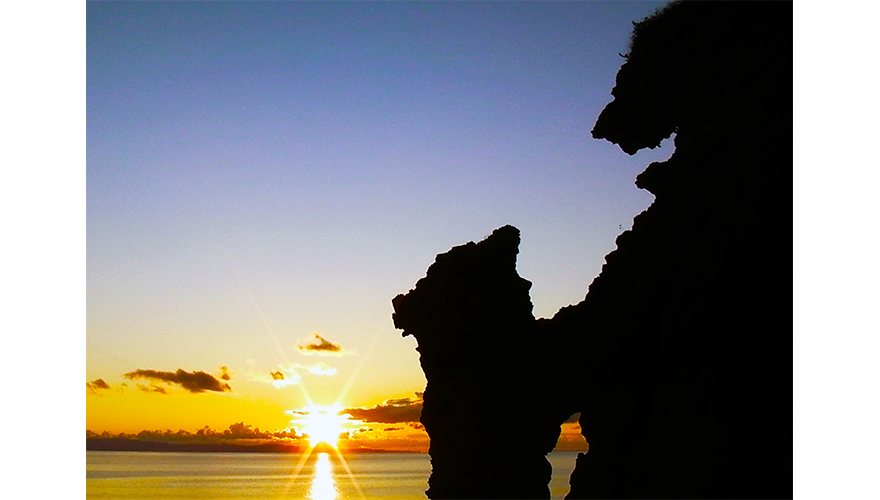 親子熊岩と夕日