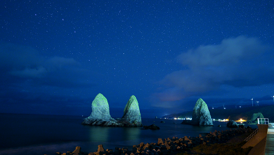 星空と夜の三本杉岩