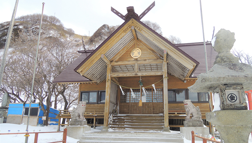 本殿横に立象山公園遊歩道がある