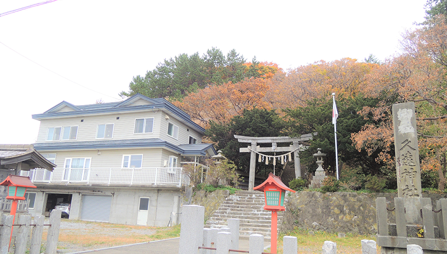 社務所は入り口左側